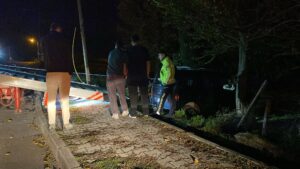Ünye’de Trafik Kazası: Araç Bahçeye  Bahçe Uçtu, Sürücü Kaçtı!