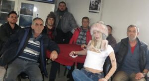 Aleyna Tilki Kahvehanede Dayılarla Fotoğraf Paylaştı!