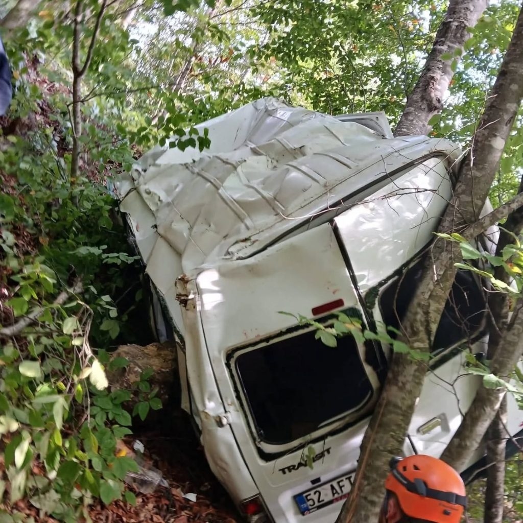 Minibüs uçuruma yuvarlandı, ikisi ağır 11 kişi yaralandı! 2 kaza2