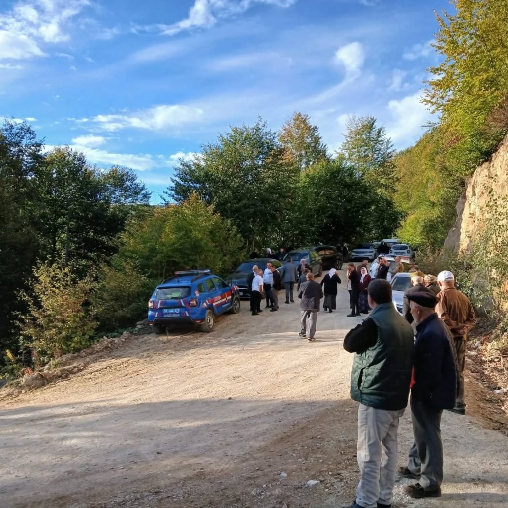 Minibüs uçuruma yuvarlandı, ikisi ağır 11 kişi yaralandı! 1 kaza3