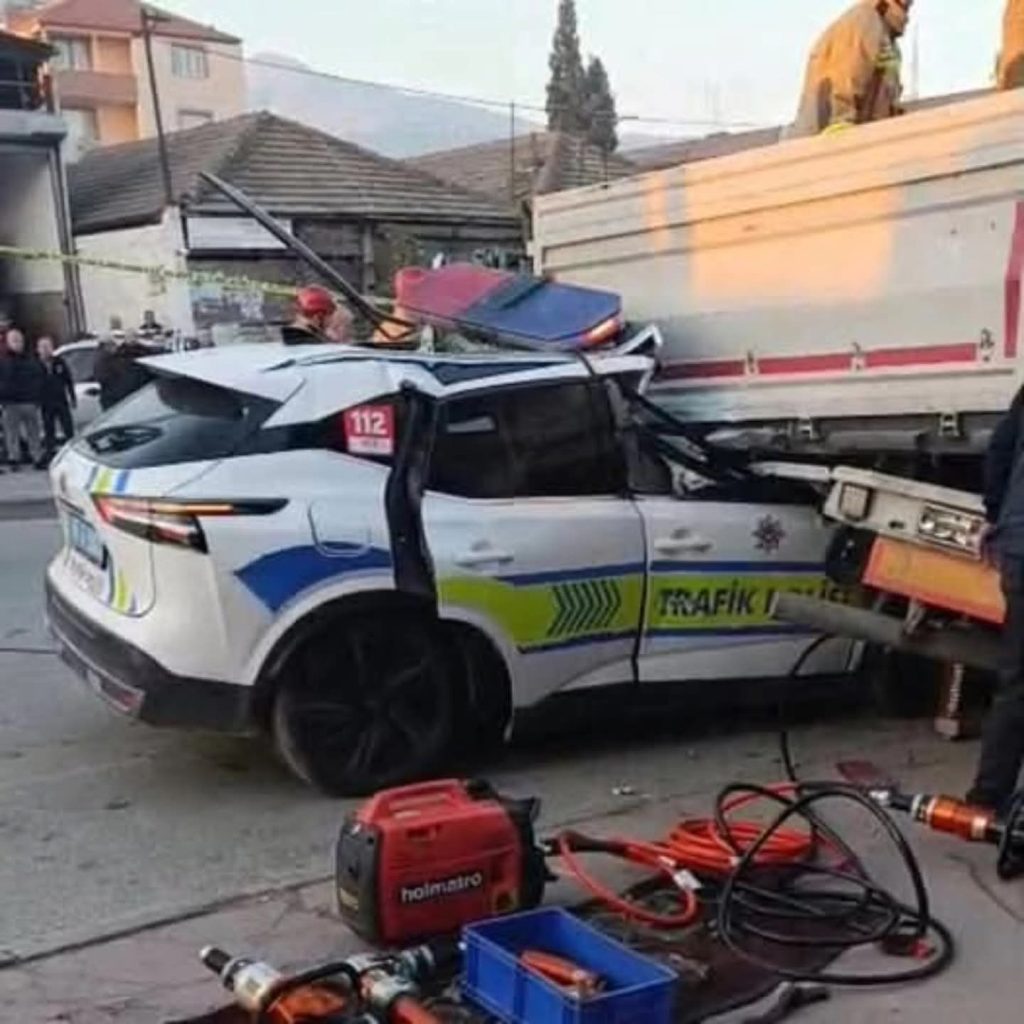 Polis Aracı Park Hâlindeki TIR’a Çarptı: 1 Şehit, 1 Polis Ağır Yaralı