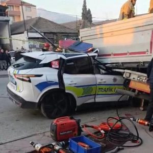 Polis Aracı Park Hâlindeki TIR’a Çarptı: 1 Şehit, 1 Polis Ağır Yaralı