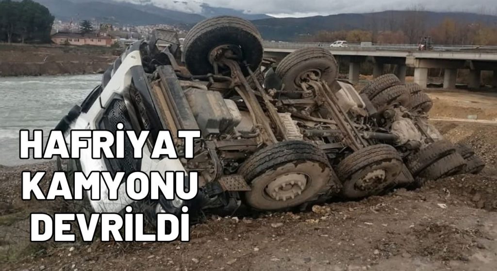 Hafriyat Kamyonu Şantiyede Devrildi: Sürücü Hastaneye Kaldırıldı