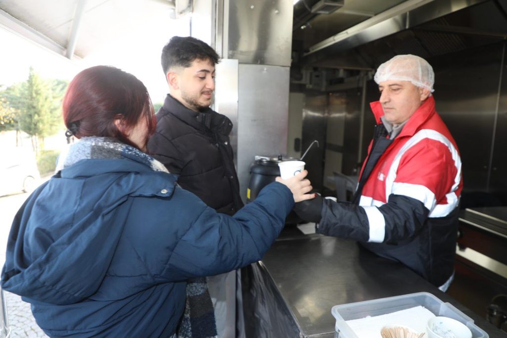 Ordu’da Belediyeden Üniversite Öğrencilerine Sıcak Çorba İkramı