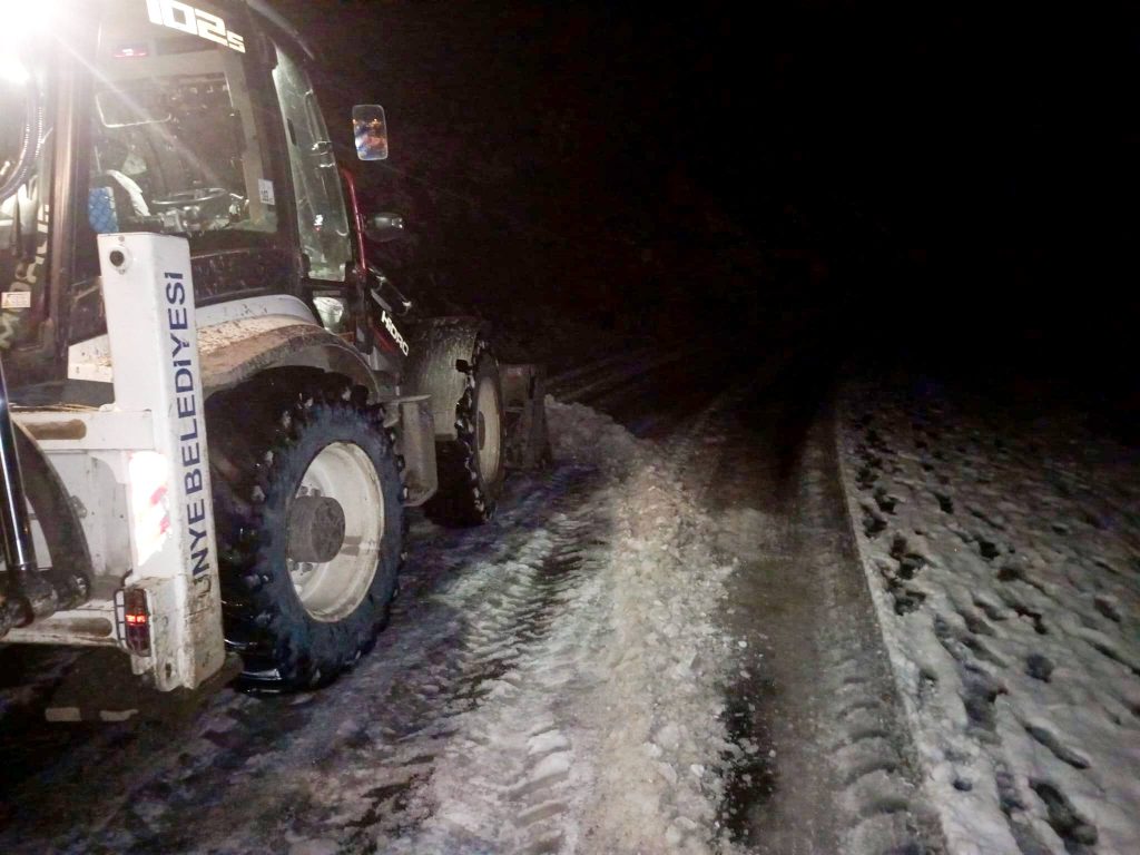 Ünye'de Yüksek Kesimlerde Kar ve Buz Mesaisi Sürüyor! 1 unye kar3