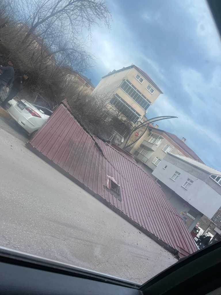 Şiddetli Rüzgar Çatıyı Uçurdu: 4 Araç Hurdaya Döndü 1 634682390 896272616355358 213618719278392116 n