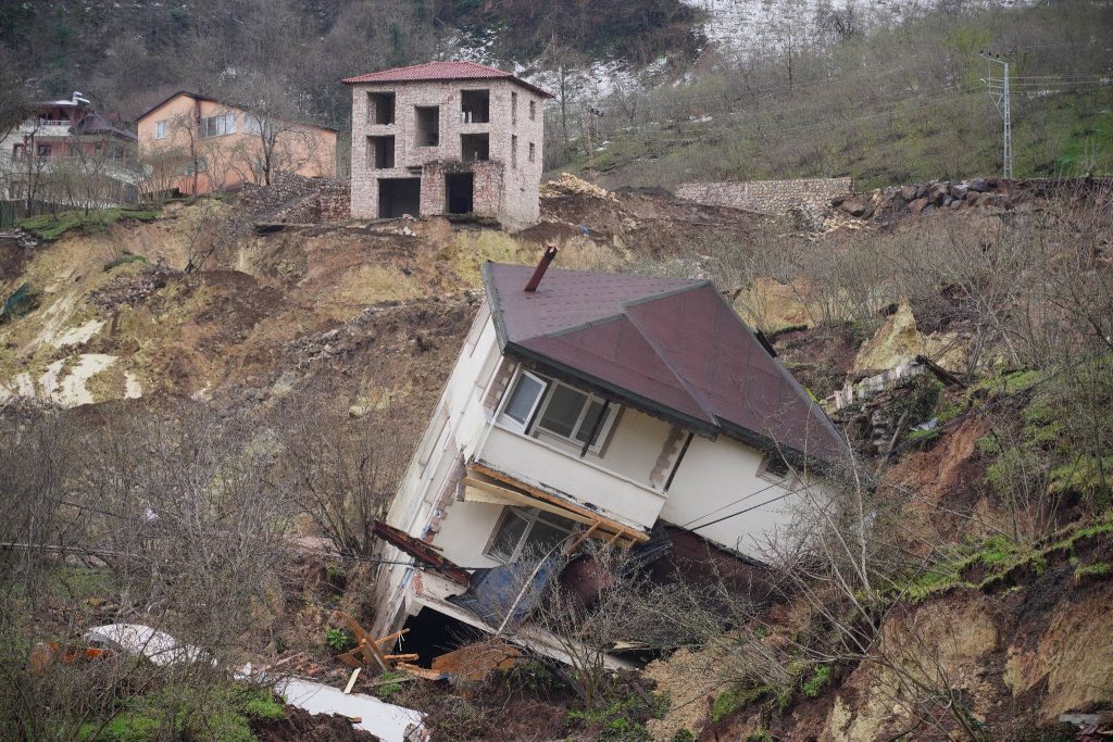 Fatsa'da Küçük Kıyamet! 6 Ev, Halı Saha, Yollar ve Elektrik Hatları Zarar Gördü! 1 fatsa246