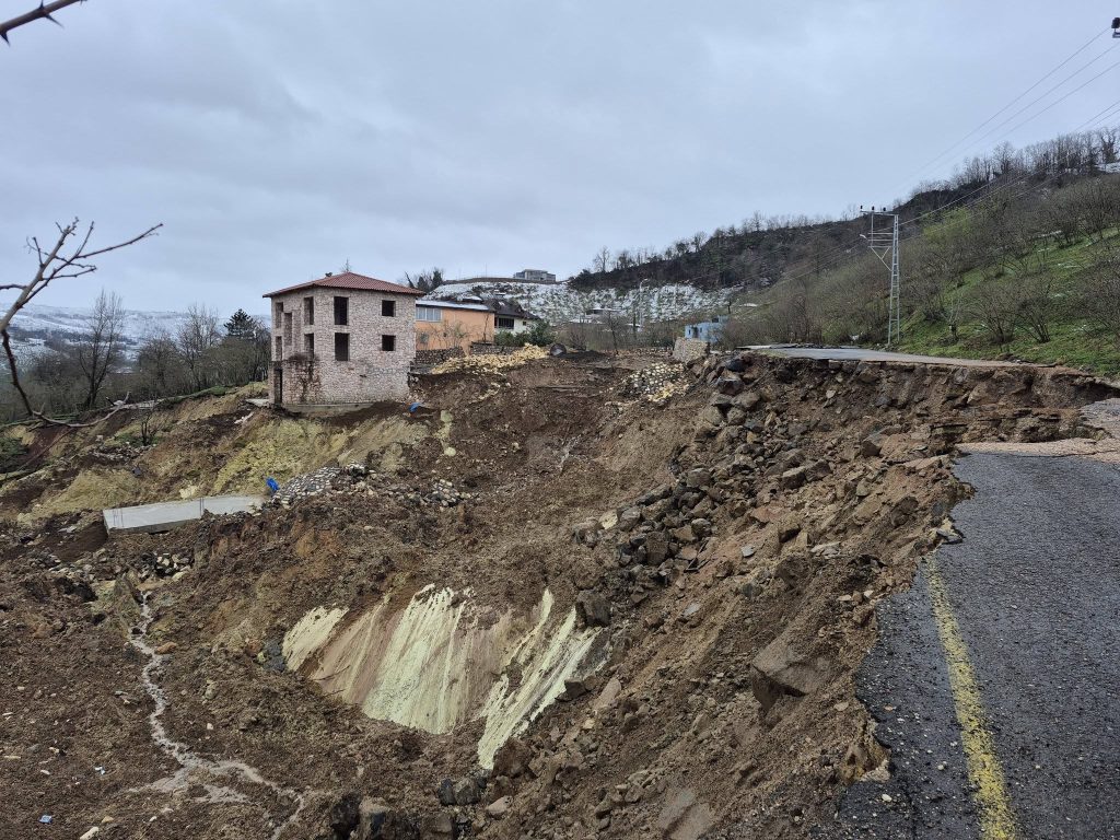 Fatsa'da Küçük Kıyamet! 6 Ev, Halı Saha, Yollar ve Elektrik Hatları Zarar Gördü! 3 fatsa44