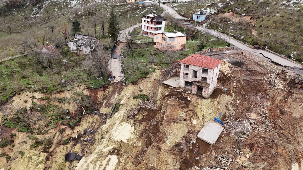 Fatsa'da Küçük Kıyamet! 6 Ev, Halı Saha, Yollar ve Elektrik Hatları Zarar Gördü! 2 fatsa6654