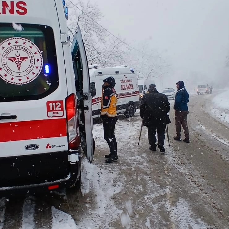 Fatsa–Kabataş Yolunda Kar Kazası: 4 Yaralı 3 kaza1