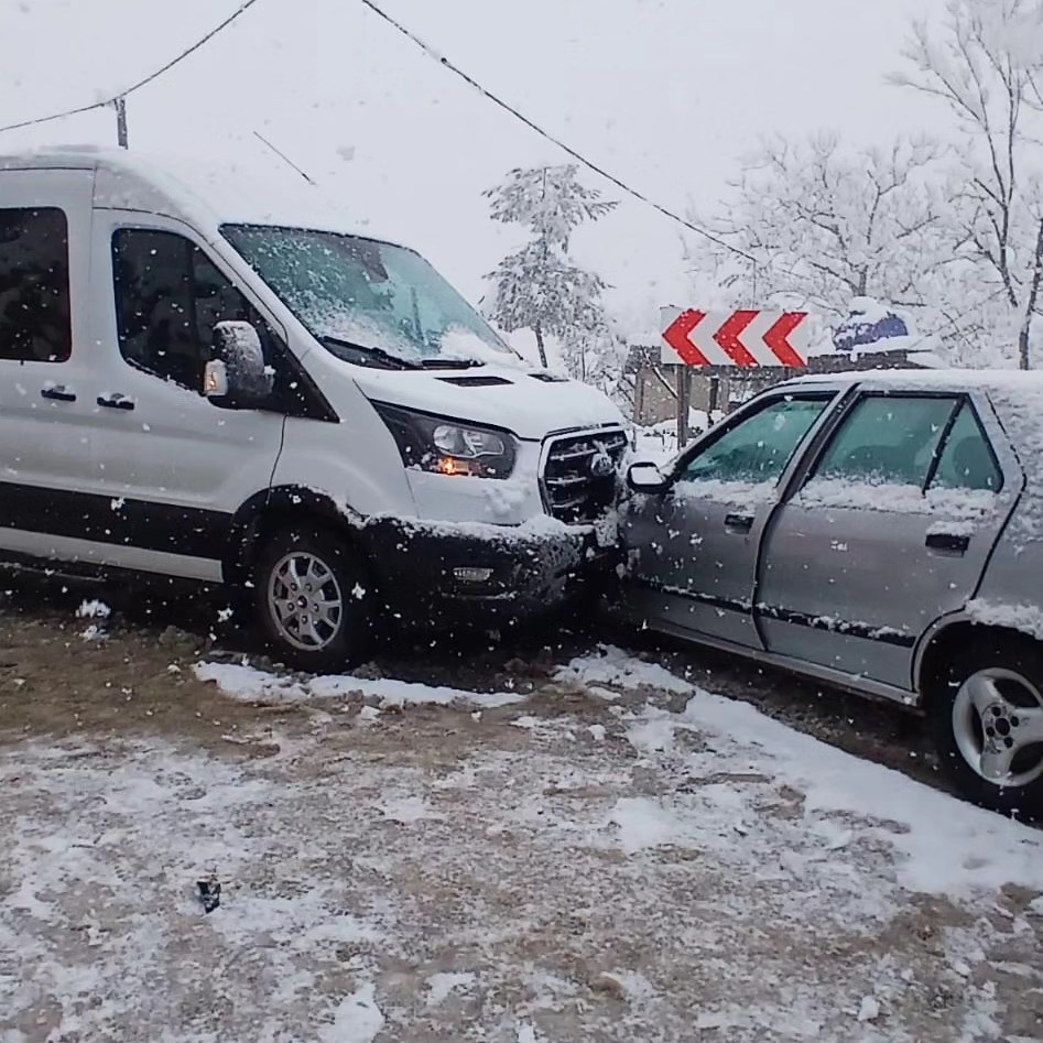 Fatsa–Kabataş Yolunda Kar Kazası: 4 Yaralı 2 kaza2