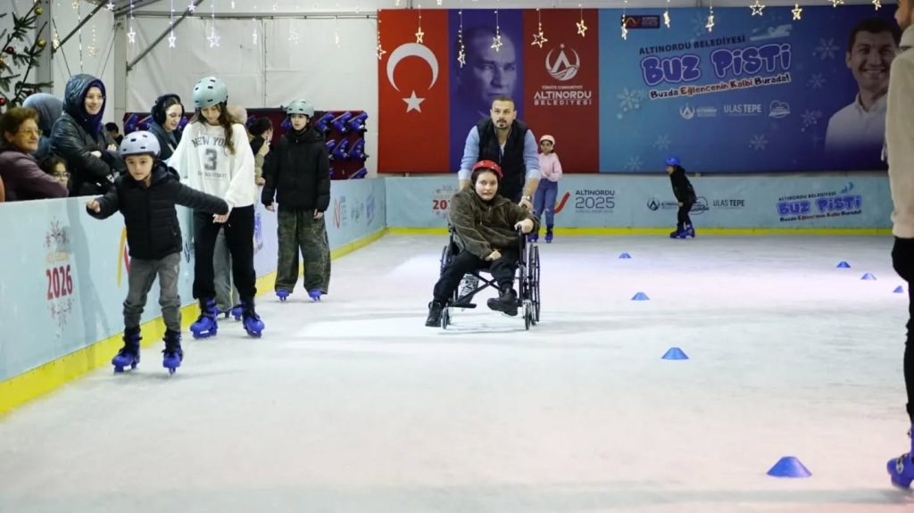 ALTINORDU BELEDİYESİ BUZ PATENİ PİSTİ 30 BİN KİŞİYİ AĞIRLADI 4 656904532 18427904956184714 203385276224229482 n 1