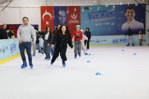 ALTINORDU BELEDİYESİ BUZ PATENİ PİSTİ 30 BİN KİŞİYİ AĞIRLADI