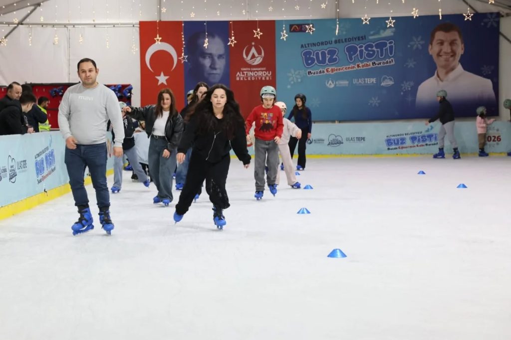 ALTINORDU BELEDİYESİ BUZ PATENİ PİSTİ 30 BİN KİŞİYİ AĞIRLADI 5 657598123 18427904932184714 3128099325575962321 n