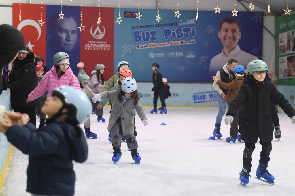 ALTINORDU BELEDİYESİ BUZ PATENİ PİSTİ 30 BİN KİŞİYİ AĞIRLADI 1 660359828 18427904974184714 2390531542115008263 n