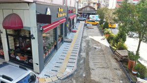 FATSA TOPRAK SOKAK’TA ESKİ KALDIRIMLAR YENİLENDİ