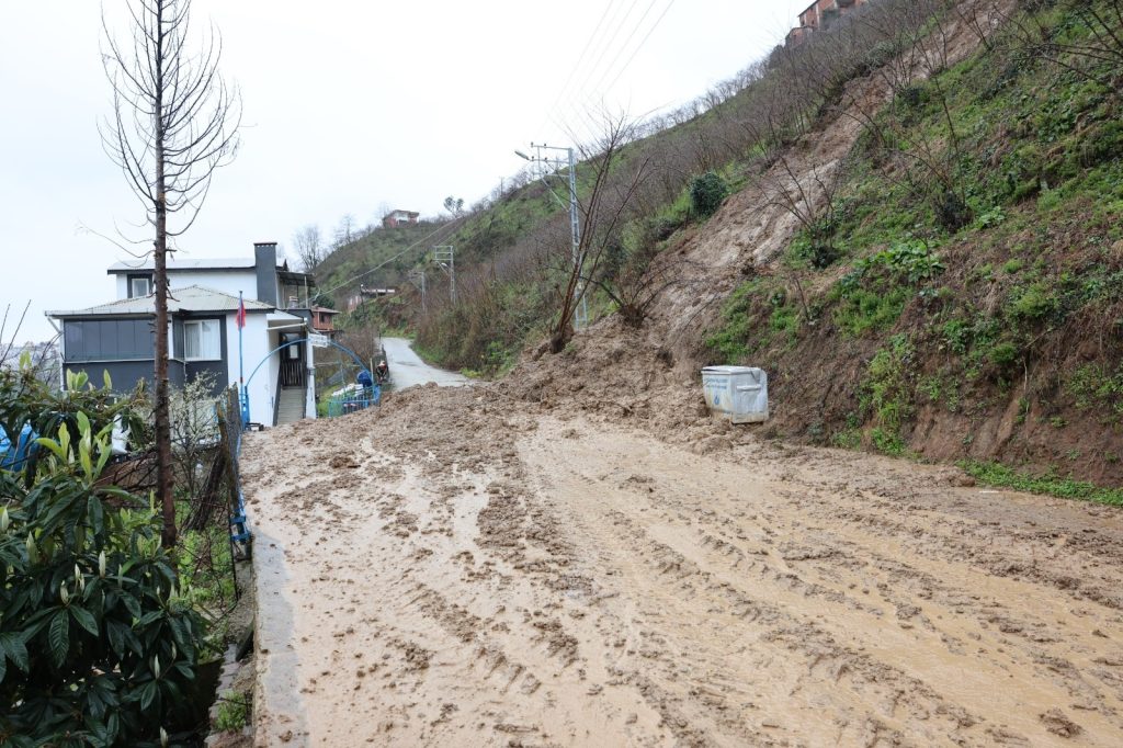 ALTINORDU BELEDİYESİ’NDEN KIRSALDA HEYELAN MESAİSİ 2 ulas tepe1234