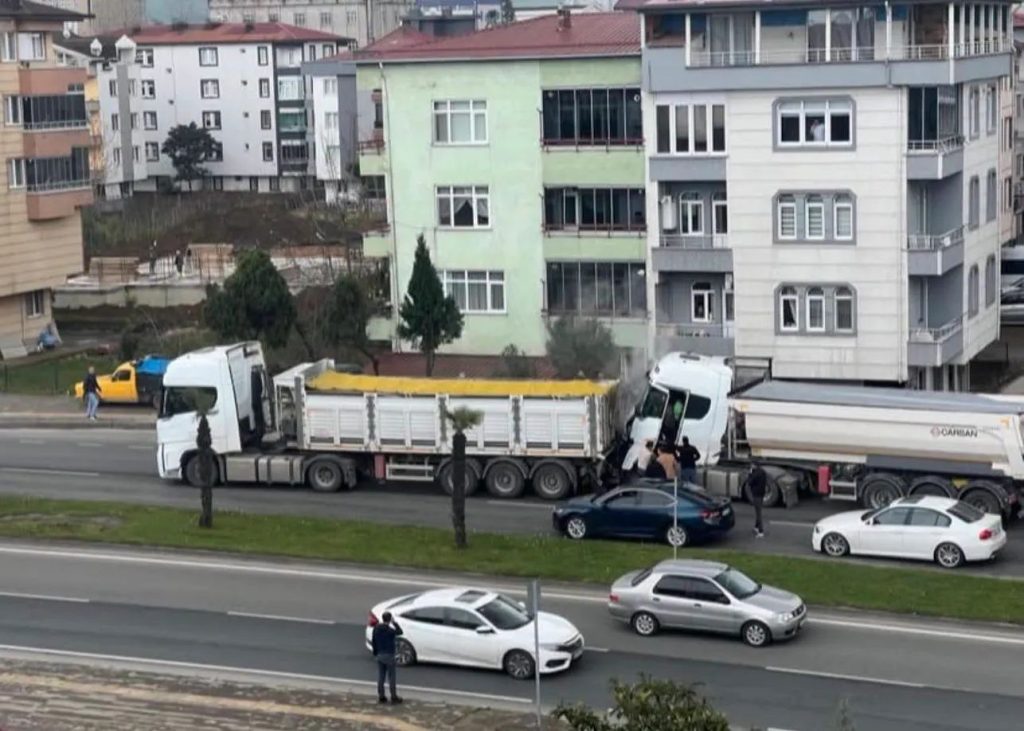 Altınordu’da Korkutan Kaza: Atatürk Bulvarı’nda İki Kamyon Çarpıştı