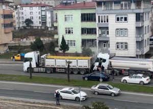 Altınordu’da Korkutan Kaza: Atatürk Bulvarı’nda İki Kamyon Çarpıştı