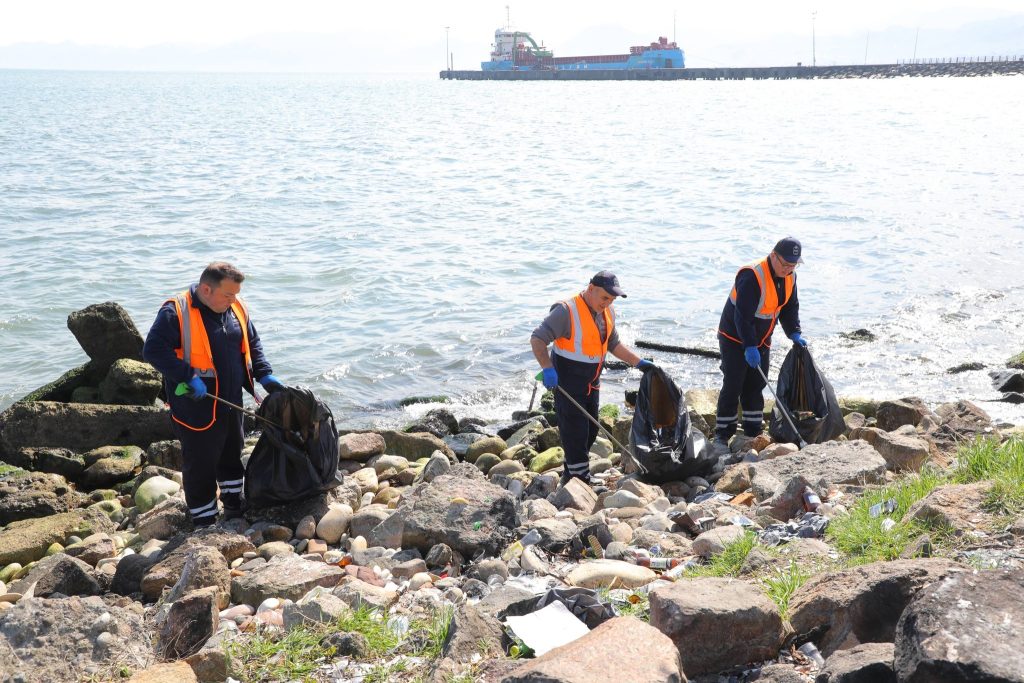 FATSA SAHİLLERİNDE PLASTİK ATIK TEMİZLİĞİ