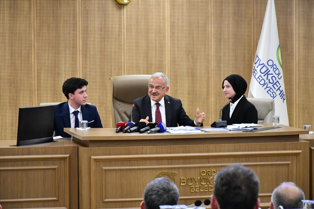 Şehit Çetin Ak Anadolu Lisesi Öğrencisi Nur Sena Yaman, Büyükşehir Meclisinde Çaybaşı'nın Gururu Oldu! 3 ner sema155954