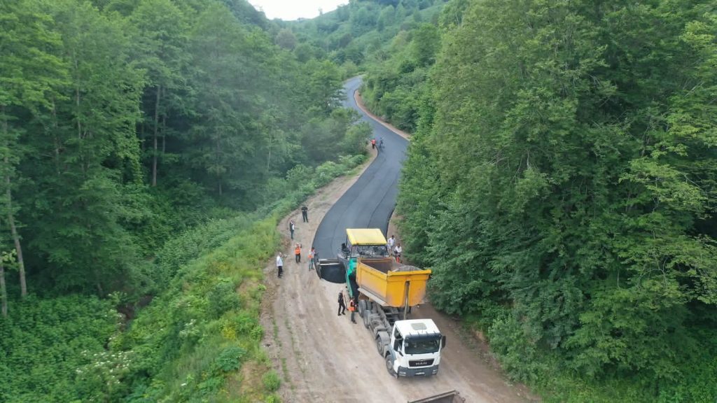 BÜYÜKŞEHİRDEN GÜRGENTEPE-GÖLKÖY BAĞLANTI YOLUNA SICAK ASFALT