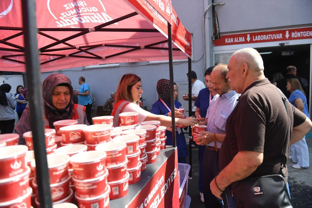Altınordu Belediyesi’nden Aşure Günü’nde Binlerce Kişiye İkram