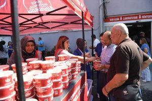 Altınordu Belediyesi’nden Aşure Günü’nde Binlerce Kişiye İkram