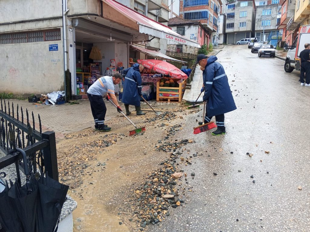 Sağanak Yağışın Ardından Fatsa Belediyesi Hızla Harekete Geçti 3 fatsa elkipler3 1