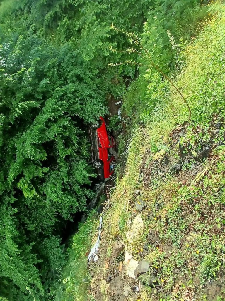 Akkuş'ta Otomobil Şarampole Yuvarlandı: 3 Kişi Hafif Yaralandı 1 kaza3