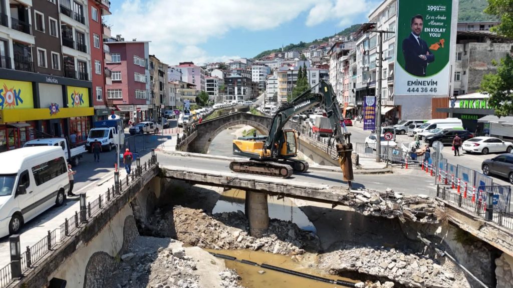 Bülbül Deresi'nde Taşkın Riskine Karşı Kritik Adım: Eski Köprü Yıkılıyor 2 dere2