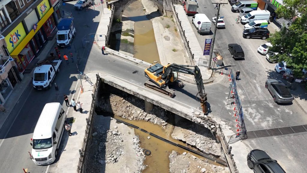 Bülbül Deresi'nde Taşkın Riskine Karşı Kritik Adım: Eski Köprü Yıkılıyor 1 koptu