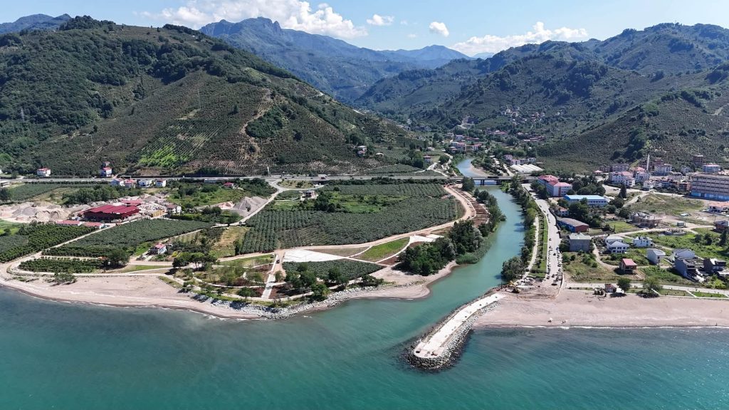 Kordon Park'ta İki Etabı Birleştirecek Yaya Köprüsü Yükseliyor 1 kordon1