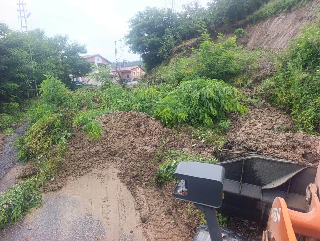 Ordu Büyükşehir Ekipleri Yağış Nedeniyle Kapanan Yolları Açıyor 3 789339460 1476952394462994 615713006035516944 n