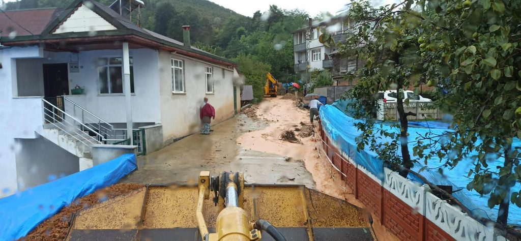 Ordu Büyükşehir Ekipleri Yağış Nedeniyle Kapanan Yolları Açıyor 2 790341054 1476952471129653 1599415627493866390 n