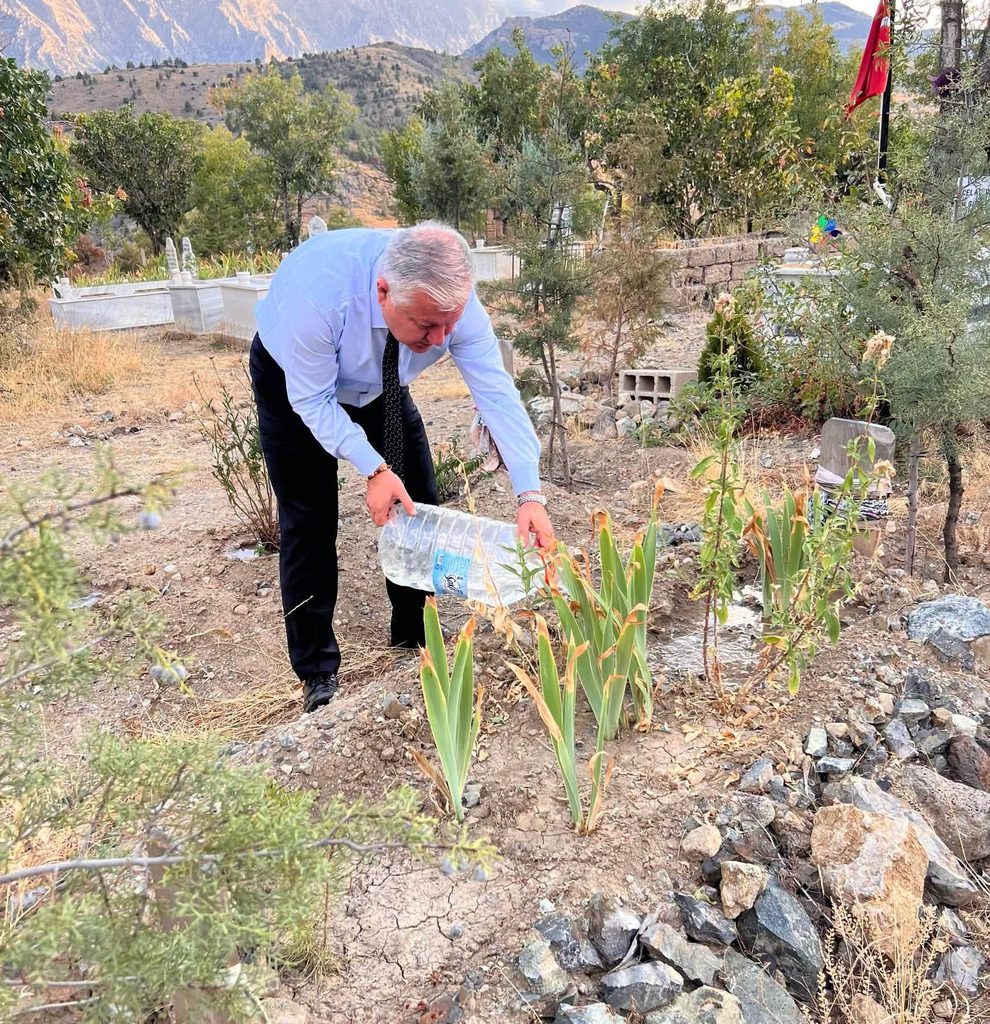 Aksaray Valisi Murat Duru’dan Anne ve Ablasının Mezarına Ziyaret 2 vali25